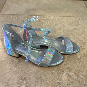 EUC Vince Camuto 1in heels. Silver/iridescent size 13